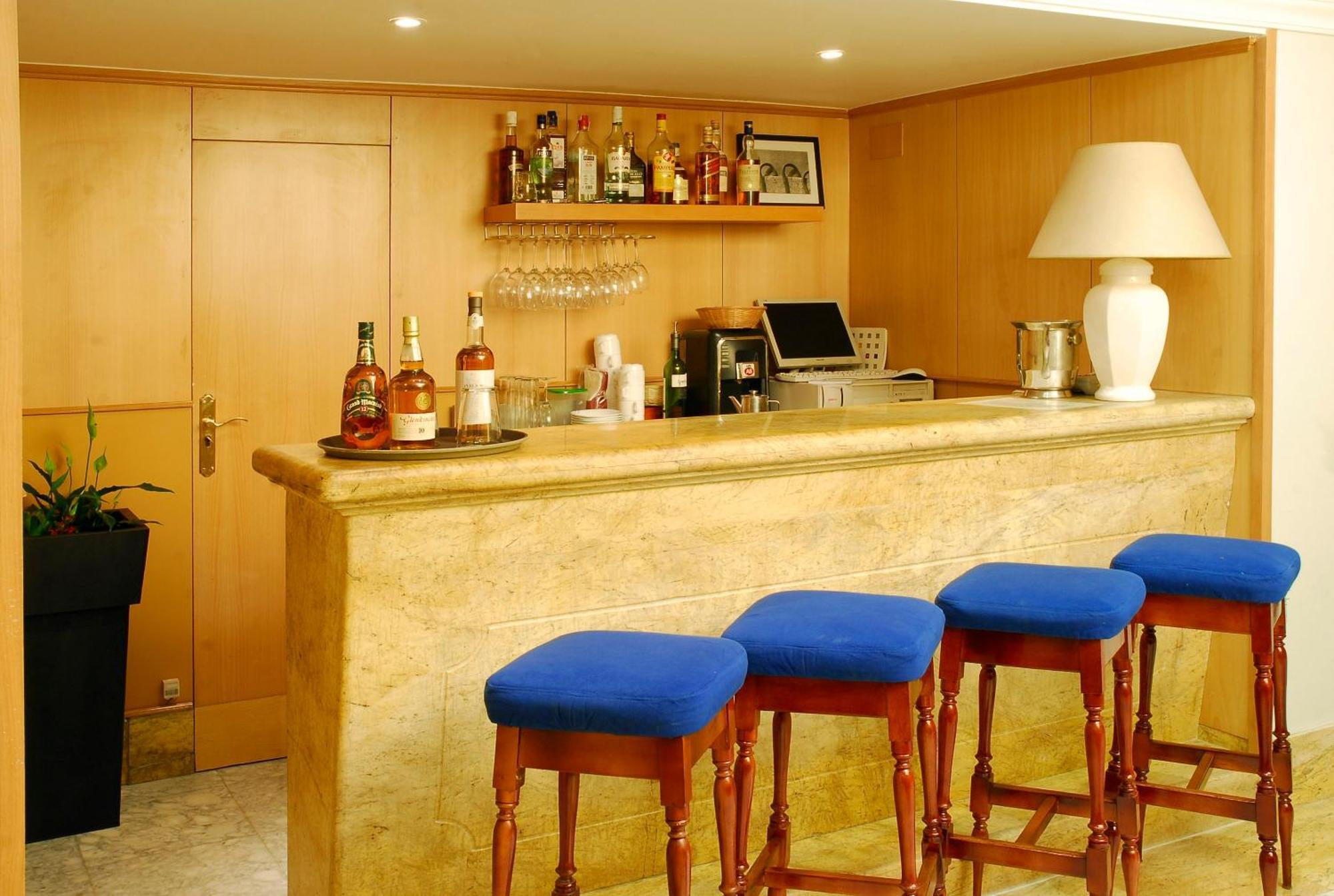 Reyes Catolicos Otel Sevilla Oda fotoğraf