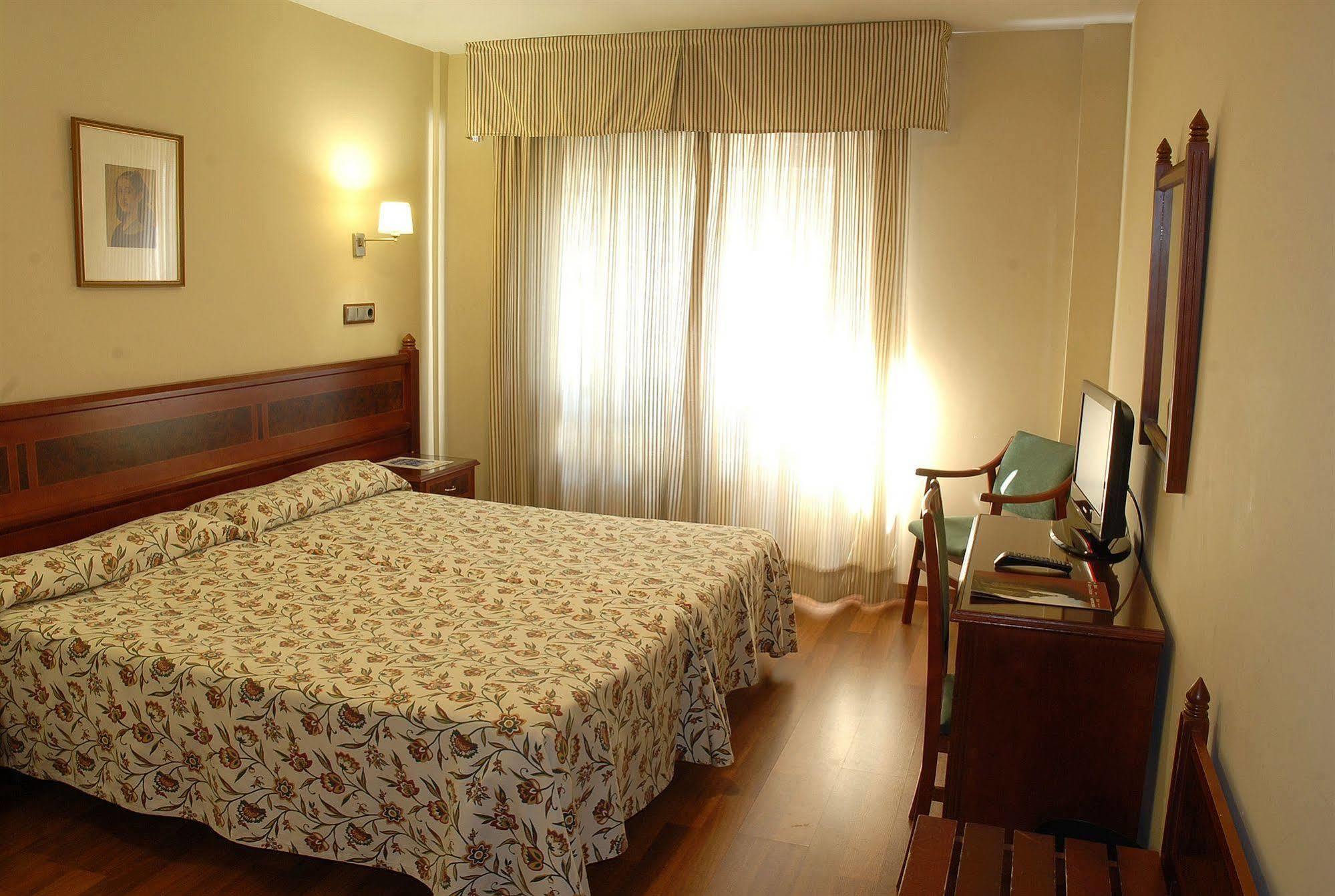 Reyes Catolicos Otel Sevilla Oda fotoğraf